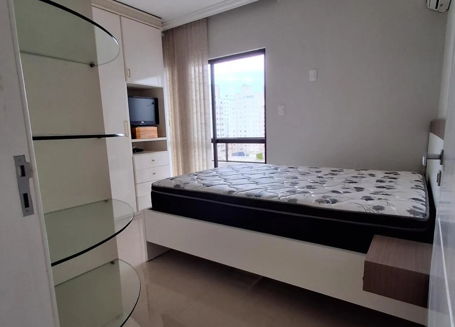 Apto Com Sacada Balneário Camboriú